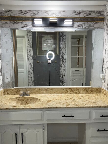 Building Photo - 310 Meadowlark Ln