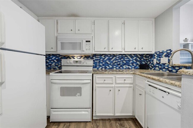 Building Photo - 706 W 22nd St