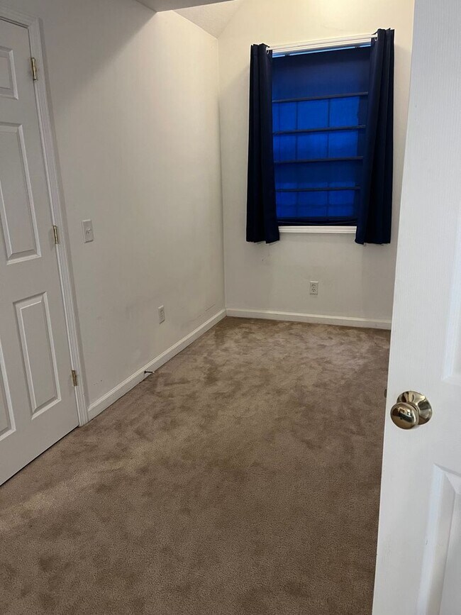 Building Photo - 3 Bedroom/2 Bathroom Furnished Rental Available through March 31, 2027