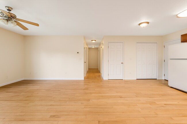 Building Photo - 3-Bedroom Home in West Asheville with Fenc...