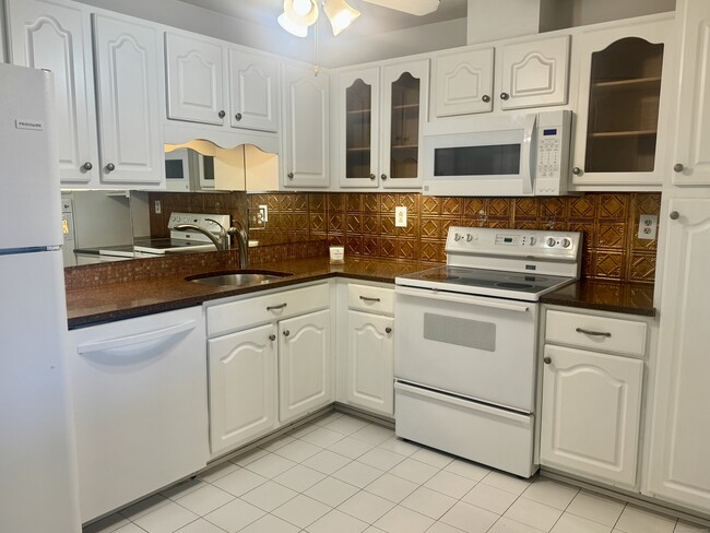 Building Photo - 111 deKoven Drive