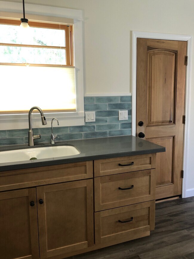 Building Photo - 1157 Palm Terrace