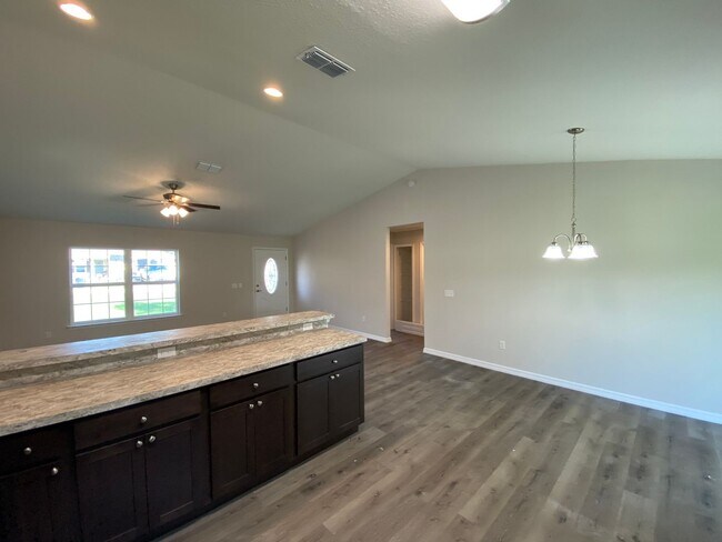 Building Photo - Custom Home - Desirable SE Ocala Neighborhood 3/2/2 **Won't Last**