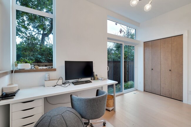 Building Photo - Modern stylish Madison Valley home