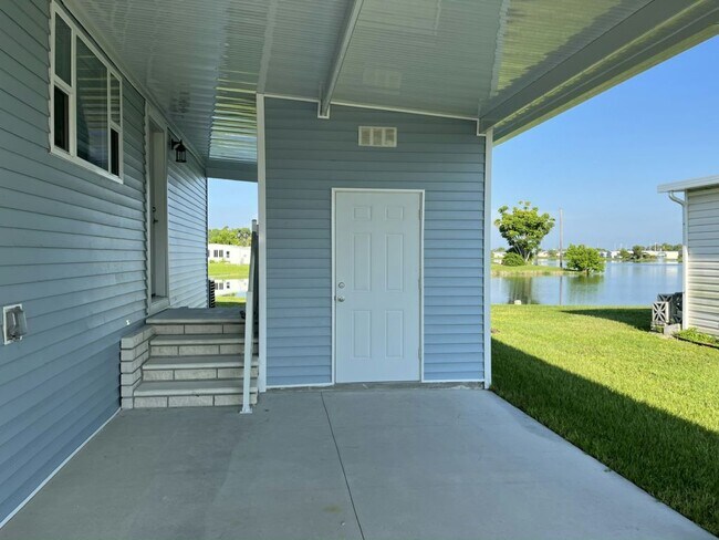 Building Photo - 813 Avanti Way Blvd