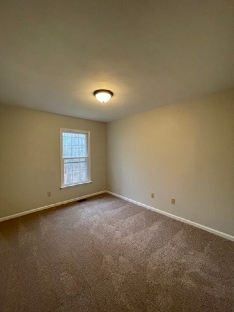 Building Photo - Come visit this cute 3 bedroom 1.5 bath in Chesapeake