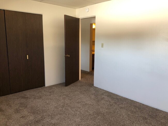 Building Photo - Pet Friendly! Great 2 bedroom one bath gar...