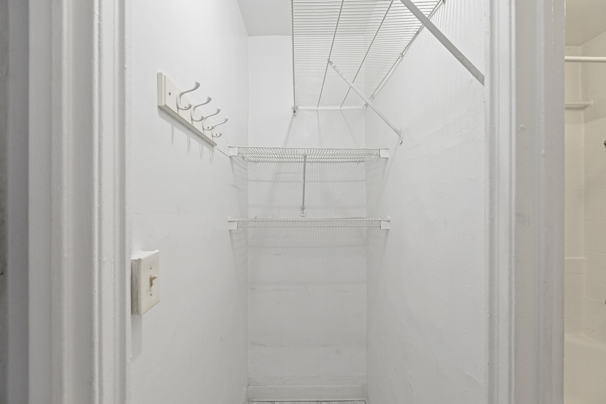 Building Photo - 428 W Wellington Ave