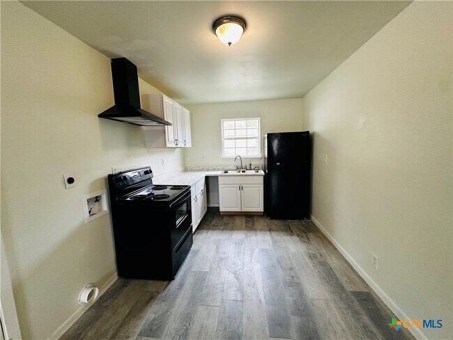 Building Photo - 714 S River St