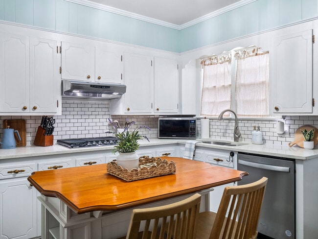 Building Photo - 2ND East Dr