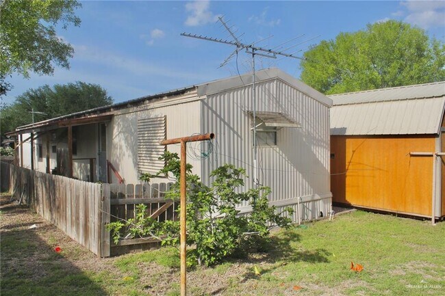 Building Photo - 1304 Breezy Dr