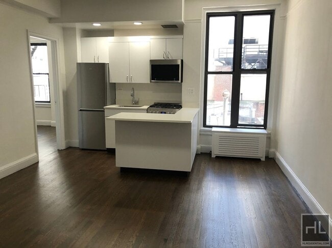 Building Photo - 140 E 46th St