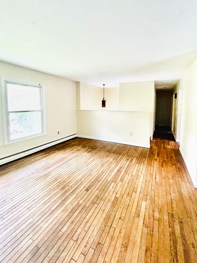 Building Photo - Spacious 5-Bedroom, 1.75 Bathroom Home in a Prime Location (58 East Terrace)