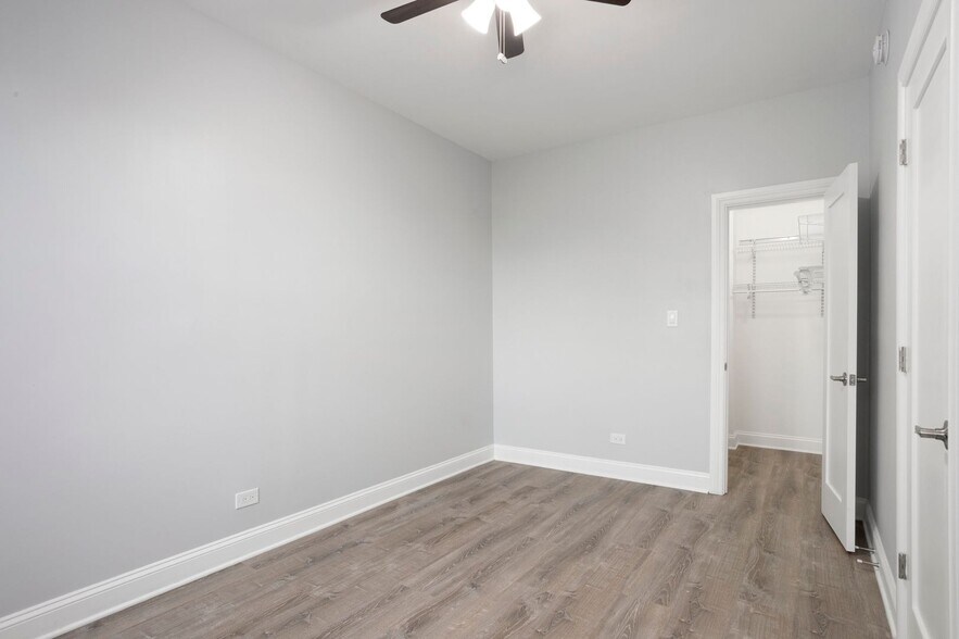 Building Photo - 1609 W Sherwin Ave