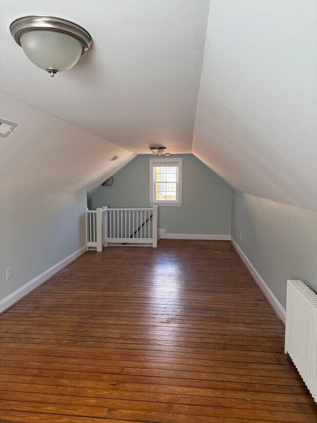 Building Photo - Discover comfort and convenience in charming North Michigan Park!