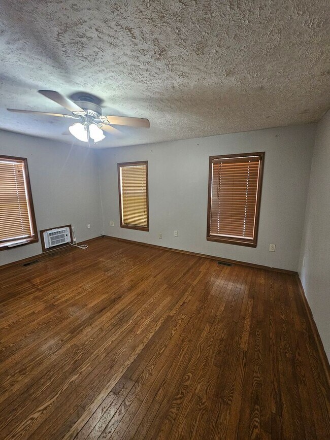 Building Photo - 3 bedroom | 1 Bathroom Home | Pets Welcome!