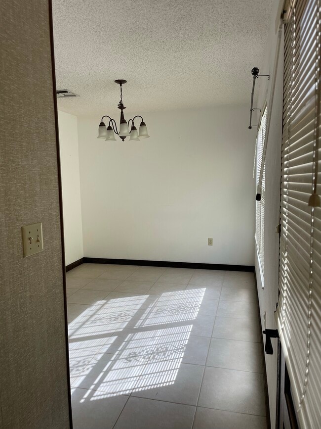 Building Photo - 1375 Cameron Ave