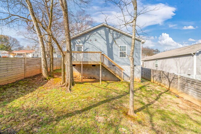 Building Photo - 2100 Paris Rd