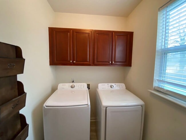 Building Photo - Beautiful 3 Bedroom Single Family Home nea...