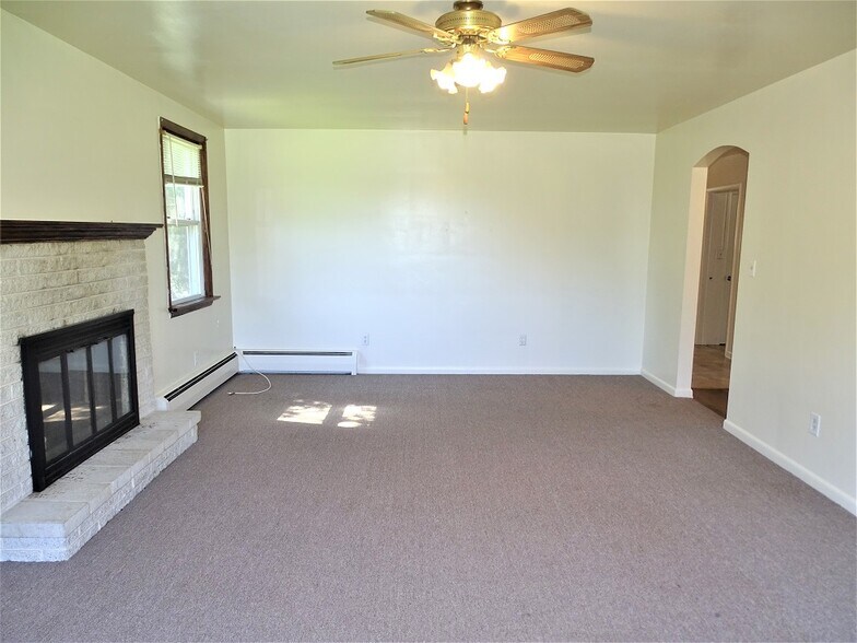 Building Photo - 267 E Main St