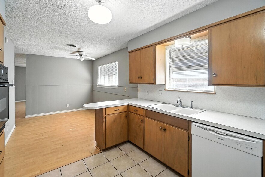 Building Photo - 3347 S 27th St