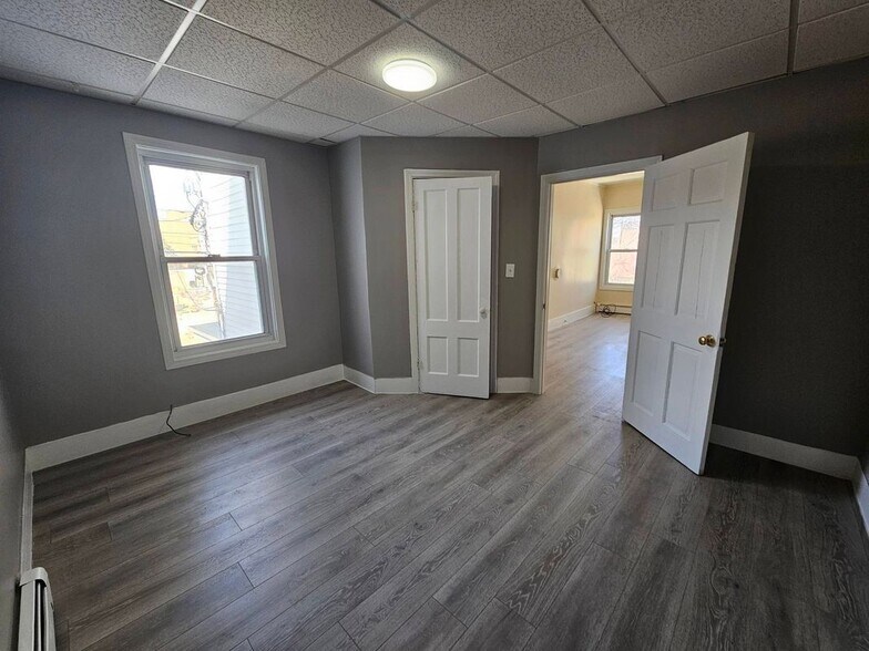 Building Photo - 40 Putnam St