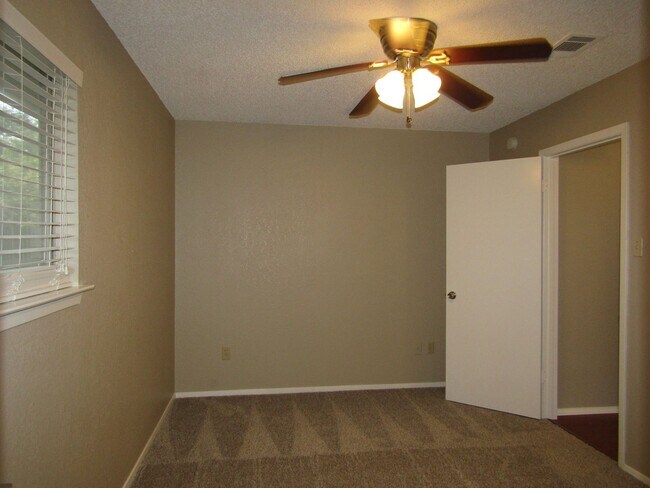 Building Photo - 7612 Islander Dr