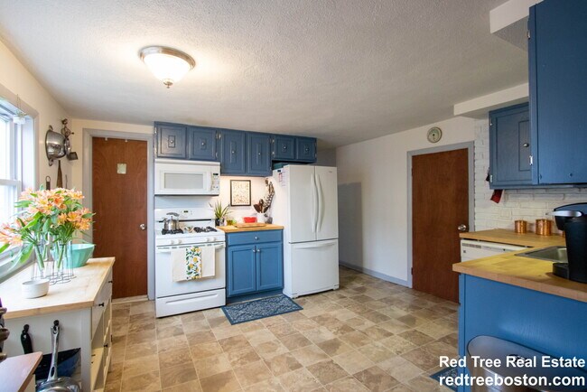 Building Photo - 62 Thorndike St