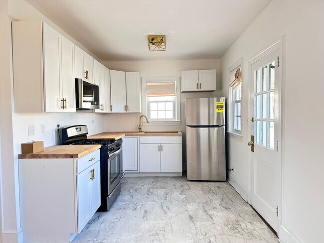 Building Photo - 122 Summit St