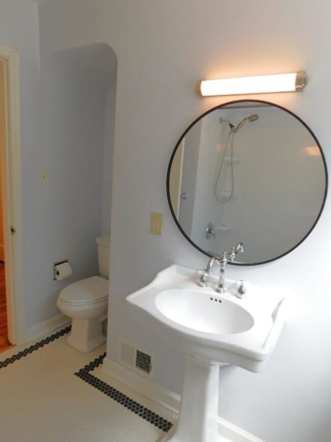 Building Photo - 3Bd/1Ba Two Story House w/ Basement - Avai...