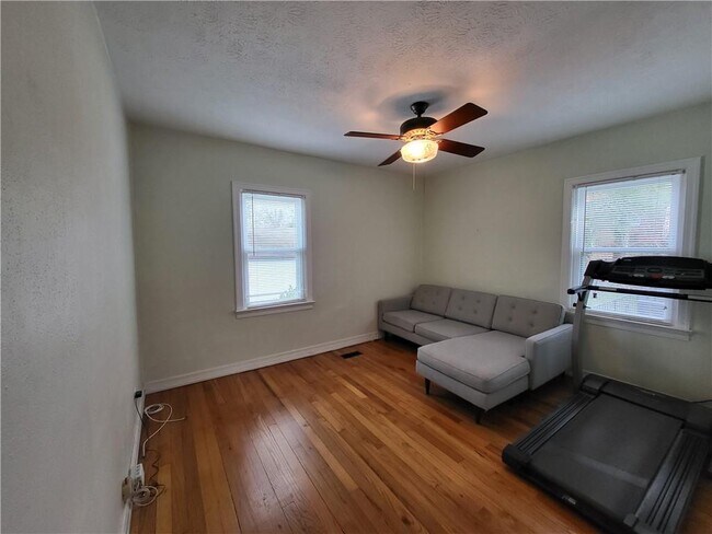 Building Photo - 3038 Gordon Cir