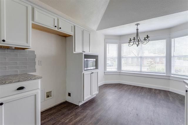 Building Photo - 5922 Royalcrest Dr
