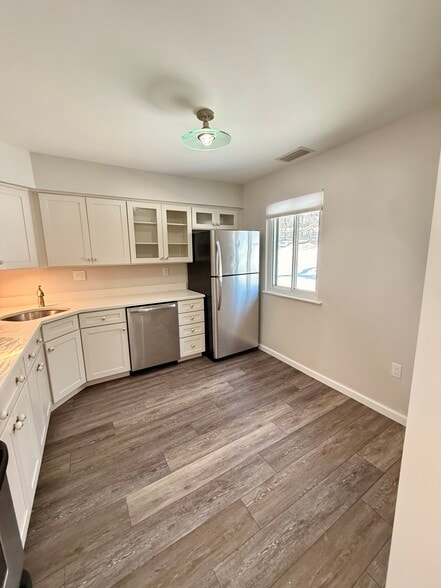 Building Photo - 135 Village Square Dr