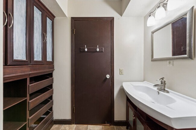 Building Photo - Sun Room!