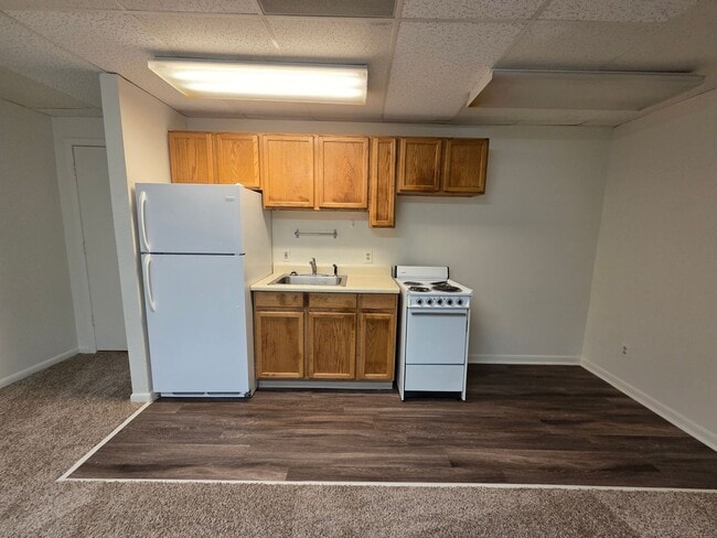 Building Photo - 2 Bed Apartment in the Heart of Golden!