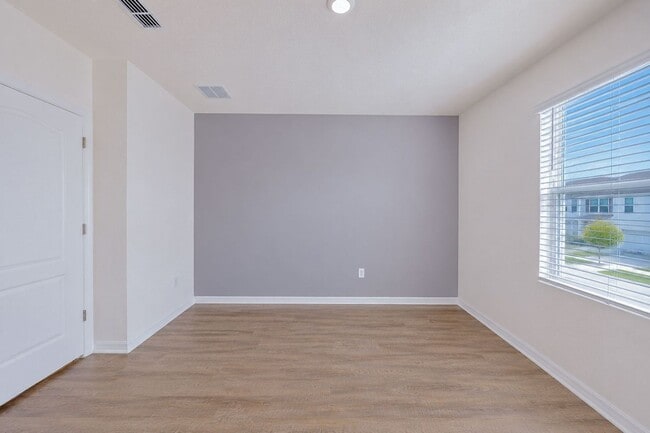 Building Photo - Like-New End-Unit 3 Bedroom Townhome