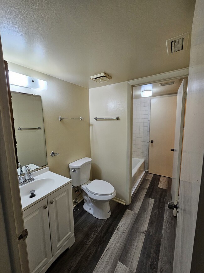 Building Photo - 593 Midway Dr