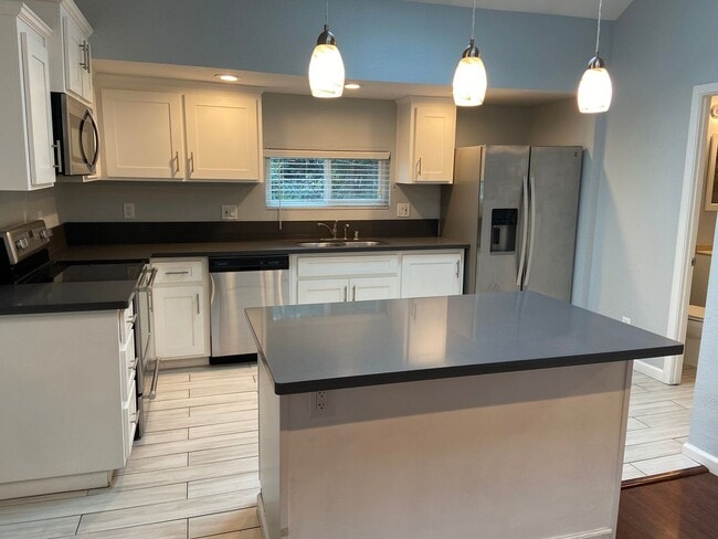 Building Photo - Beautiful 2 Bdrm, 1 Bath Downtown Sac Remodel!