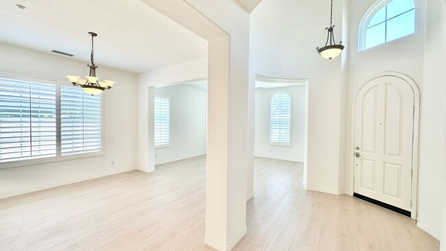 Building Photo - Fantastic Single-Story in the desirable an...