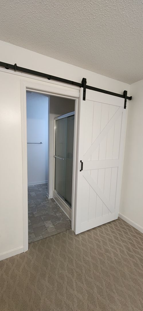 Building Photo - 3 bedroom / 2 bath Perfect location *Available for a 12 month lease* Unfurnished