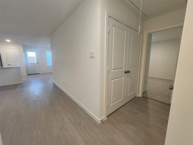 Building Photo - 715 Amberwood Crk Dr