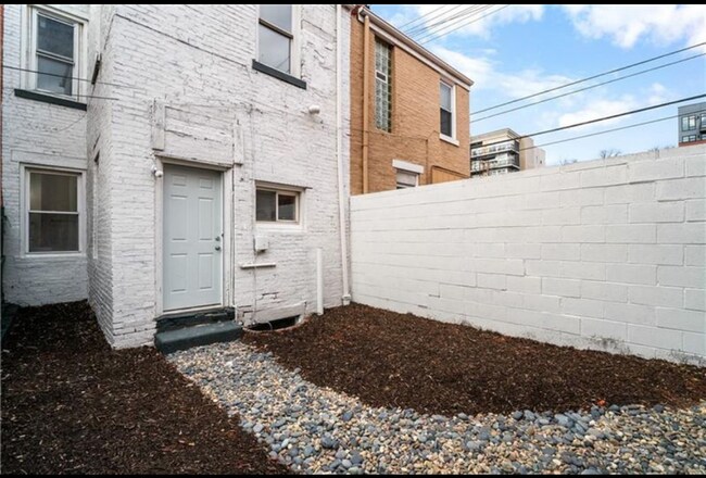 Building Photo - 117 Van Braam St