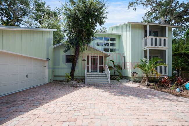 Building Photo - Stunning 4/2 on Siesta Key!