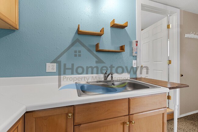 Building Photo - 1 Bedroom Cottage with Off-Street Parking Available in Midtown Coeur d'Alene!