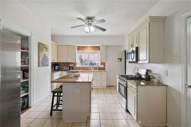 Building Photo - 431 Cedarville St