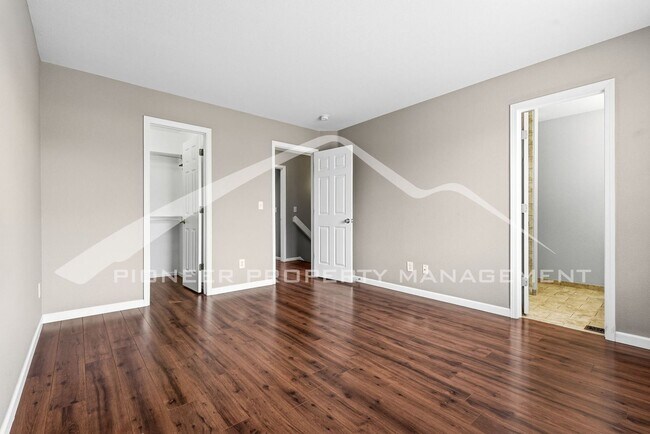 Building Photo - Spacious Home with Central AC and Washer/Dryer