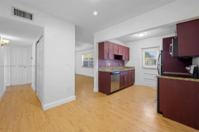 Building Photo - 415 NE 2nd St