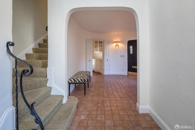 Building Photo - 2627 Hale Dr