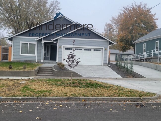 Primary Photo - 122 W Maple St