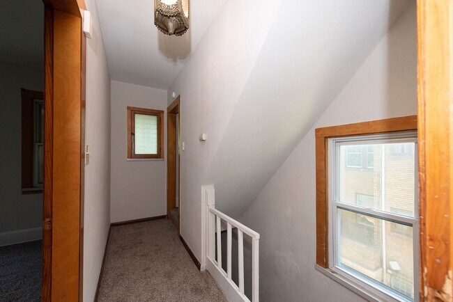 Building Photo - COVEDALE - Charming 3 bed apt, upstairs of...